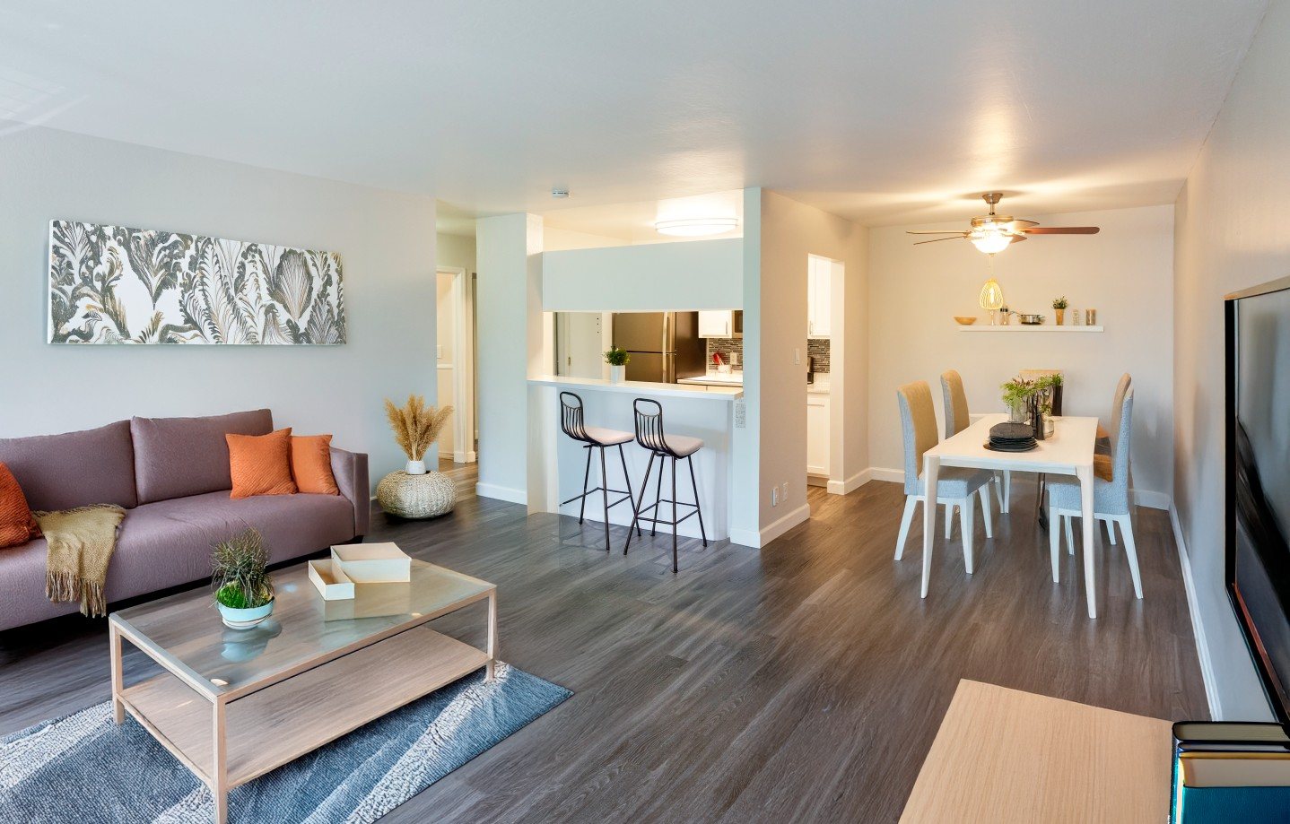 Redwood Plaza Apartments photo 3